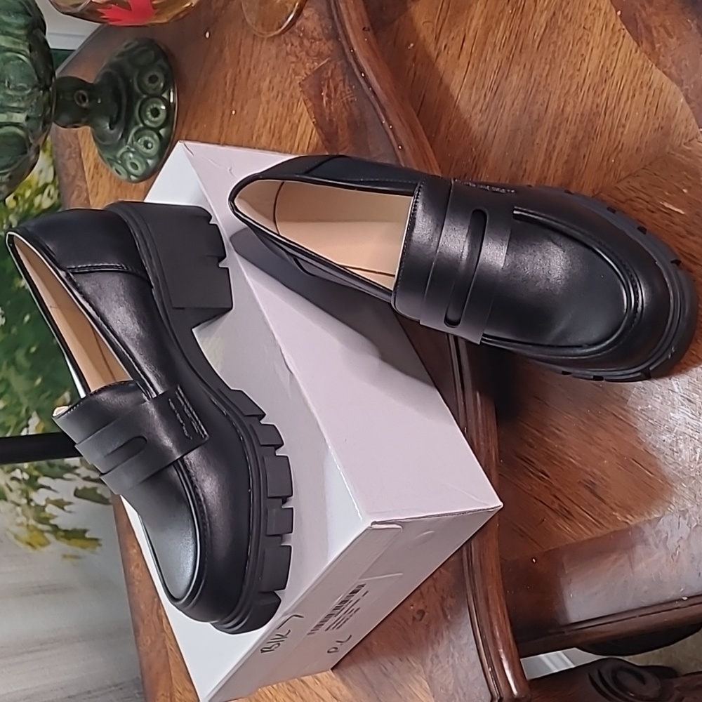 New in box! Womens size 7 black chunky heel platform casual loafer shoes